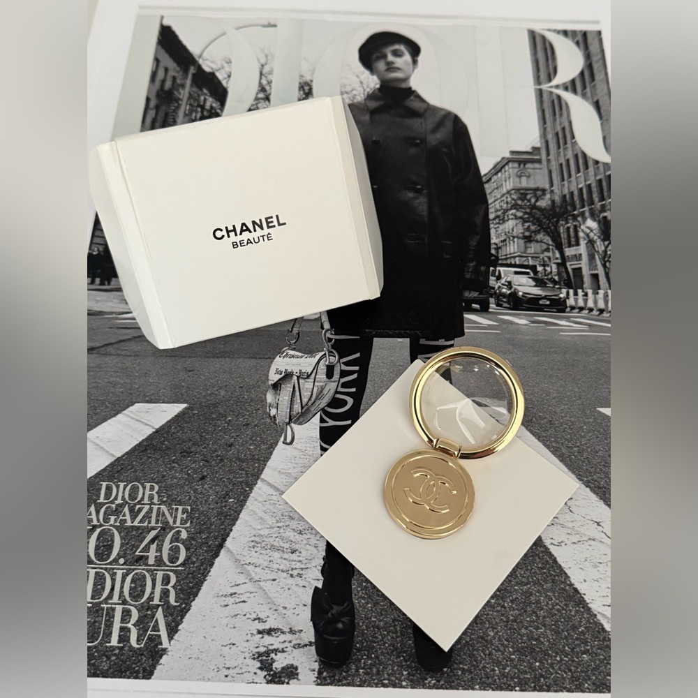 CHANEL Beauty Beaute Gold Phone Finger Ring Holder - Picture 7 of 8